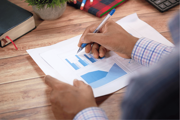 Optimisation de performance opérationnelle grâce à l'amélioration continue, à l'automatisation et aux outils IA